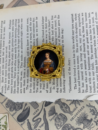 Mini Elizabeth Magnet